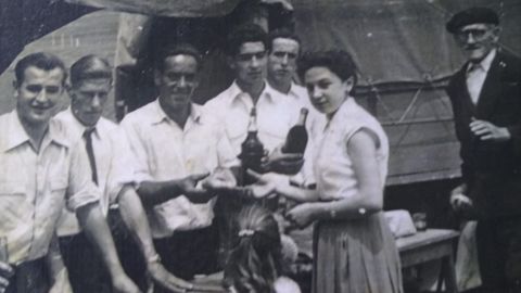 Una imagen antigua del reparto del bollo y la botella de vino en las fiestas de Fitoria