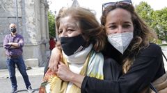 La madre y la hermana de D�borah en una visita a su tumba el pasado abril