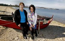 La veteran�a y el futuro se reunieron el jueves en la playa de O Bao para compartir impresiones sobre el trabajo en la playa.