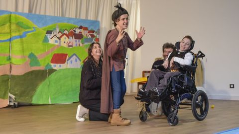 Alumnos del Centro de Educacin Especial (CEE) de Lourizn representaron El flautista de Hamelin en las instalaciones de la ONCE dentro del festival de Navidad de Amencer