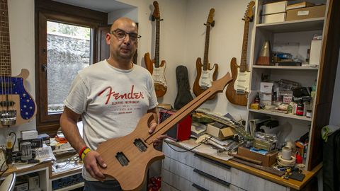 Mario Fari�a muestra la base de una guitarra el�ctrica que est� fabricando en su taller de A Pobra