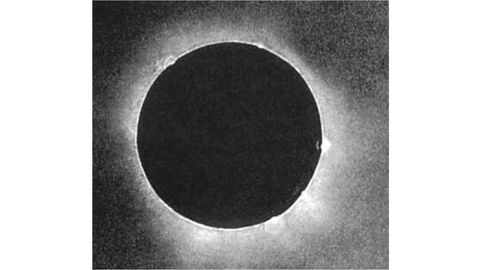 Esta es la primera fotograf�a de un eclipse�y data del 28 de julio de 1851. Se observa perfectamente la corona solar y algunas protuberancias del astro.