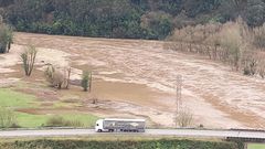 El r�o Nal�n, desbordado a su paso por Forcinas, Pravia