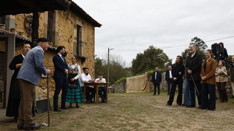 La reina Letizia y la infanta Sof�a a su llegada este s�bado a Valdesoto, en el concejo de Siero, junto al rey Felipe VI y la princesa de Asturias que entregar� el Premio al Pueblo Ejemplar con el que fue reconocida esta parroquia tras presentar su candidatura durante 21 ediciones