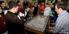 Alumnos y profesores participaron en la potencia de Xurxo Souto sobre el futbol�n, en el �Memorial Alexandre de Fisterra�.