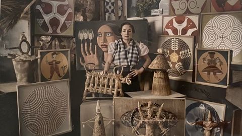 Fotografía de Maruja Mallo en su estudio de Buenos Aires, expuesta en el Museo Reina Sofía