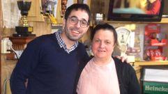 El alcalde de Santa Comba estuvo entre las personas que se acercaron el d�a 31 a Casa Ucha, en A Ponte, para brindarle una c�lida despedida a un establecimiento convertido en s�mbolo del lugar y a su propietaria, Mar�a Dulce L�pez R�os, quien disfrutar� a partir de ahora de un merecido descanso.