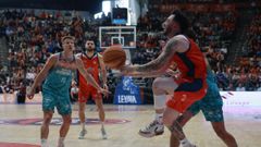 D�dac Cuevas sufriendo una falta durante el segundo partido contra el Menorca