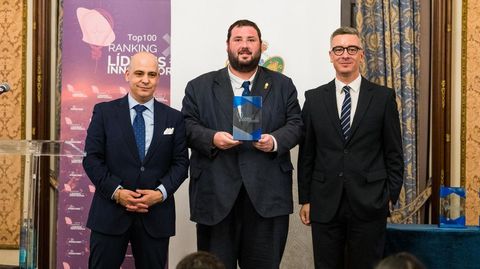 P�rez Blecua, en el centro, recogi� el premio en Sevilla.