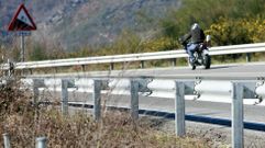 El veh�culo impact� con el quitamientos de la carretera al salirse de la v�a