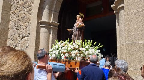 San Antn entrando en la iglesia de Fontei.