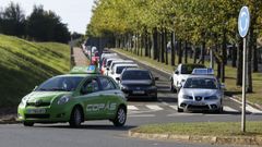 Coches de autoescuela en Santiago durante unas clases pr�cticas.