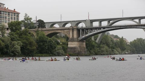 Piragüistas en el río Miño en Ourense.