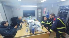 Mario Antu�a, segundo por la derecha, en el puesto de mando de Axega