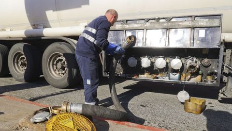 Abastecimiento de carburantes en una estaci�n de servicio de Ferrol