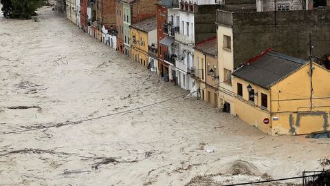 Vista del ro Clariano, desbordado a su paso por Onteniente. 