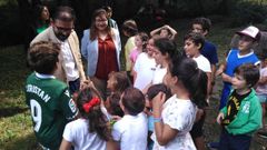 El alcalde de Ferrol, �ngel Mato, visita un campamento infantil en Esmelle, en una imagen de archivo