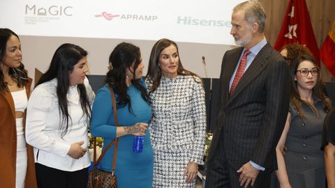 Los reyes, en un encuentro con quince mujeres supervivientes de la trata, que forman parte de la asociacin Apramp