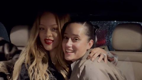 Sara Rodrguez abrazada a Rihanna en su limusina a finales de febrero. Las fotos de la estudiante de la Mestre Mateo y los otros tres chicos italianos junto a la cantante en Miln se hicieron virales cuando uno de ellos las subi a redes sociales y fue un poco agobiante ver mi imagen en medios de comunicacin de todo el mundo, hasta de Brasil, confiesa.