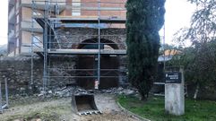 Los trabajos en el paseo Bienvenido Migu�lez incluyen la mejora del arco de entrada a los jardines de la Casa Grande de Viloira