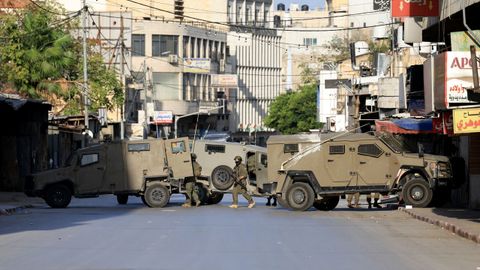 Tropas israel�es bloquean una calle de la ciudad cisjordana de Nabl�s.