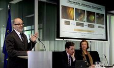 Lanas (ante el atril) ve �factible� la aprobaci�n de aspirina para el c�ncer de colon a corto-medio plazo. 