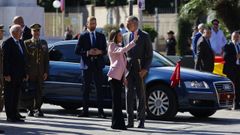 El rey Felipe VI (c-d) y la reina Letizia (c-i) junto al presidente de Melilla, Juan Jos� Imbroda (i), saludan a los ciudadanos de Melilla este mi�rcoles a su llegada a la ciudad aut�noma