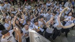 Mozos e mozas celebrando a edici&oacute;n do 2025 en Santiago