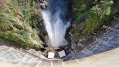 Fotografa de archivo de la salida de caudal ecolgico de la presa de Belesar, el embalse de ms capacidad de Galicia