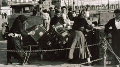 Un grupo de mulleres embarcando para Am�rica en 1925