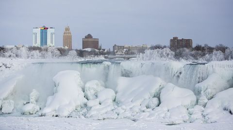 Las famosas cataratas del r�o Ni�gara, entre Estados Unidos y Canad�, est�n parcialmente heladas. 