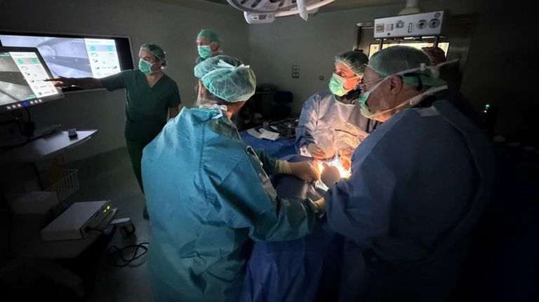 Imagen de la operaci�n en directo en el CHUO.