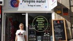 Juliette Toro, en la puerta de su negocio en Pontevedra