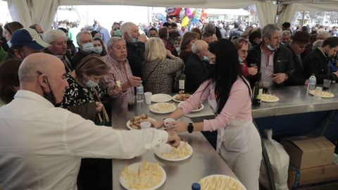 Feira do Queixo de Friol e do Pan de Ous, con la degustacin de queso y pan