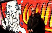 El vi�etista argentino Joaqu�n Salvador Lavado, conocido como Quino y creador del m�tico personaje Mafalda, posa ante un mural que lo homenajea en su ciudad, Mendoza, el 18 de julio del 2012.
