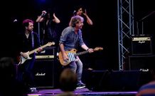 La banda del cami�n aparc� en A Quintana para servir un concierto rock de letras alegres. 