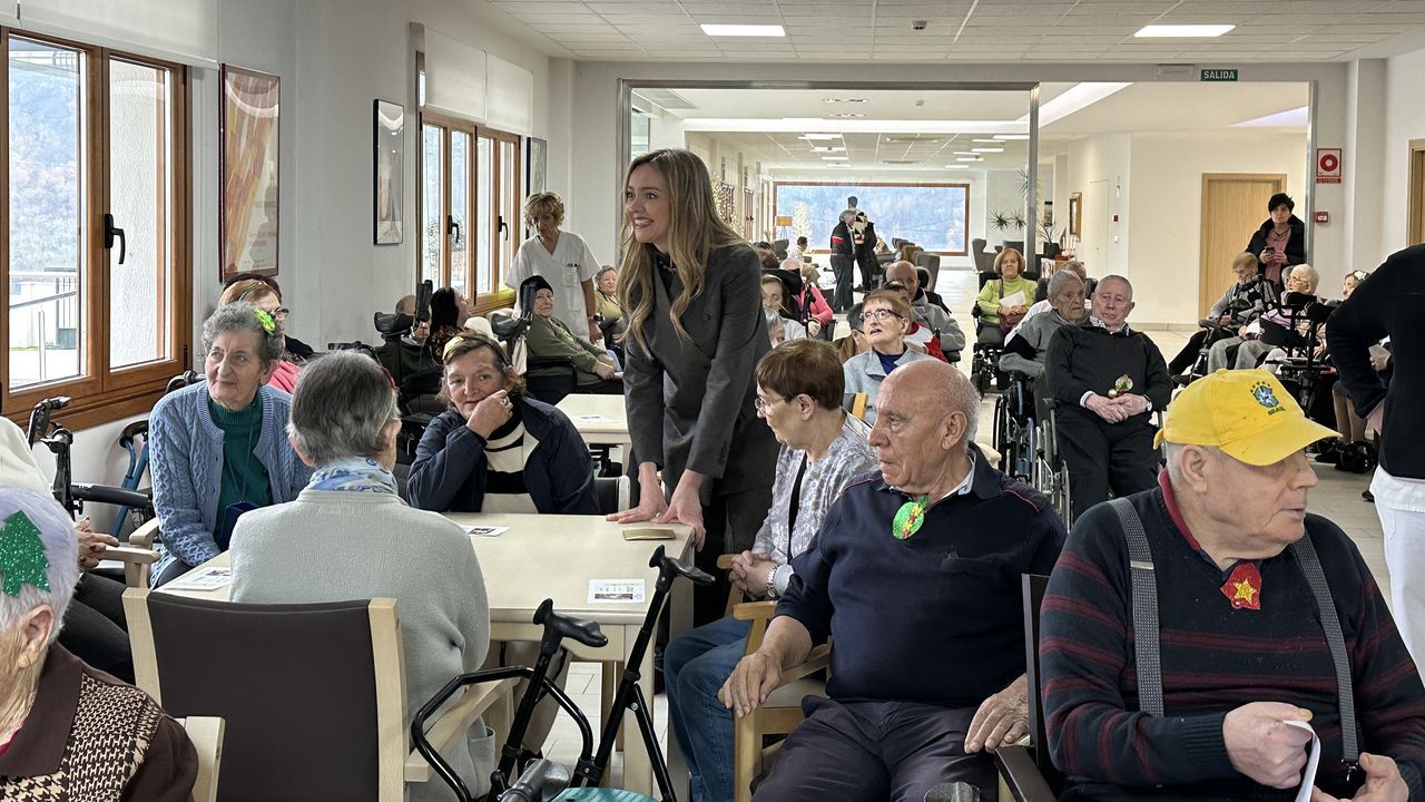 La conselleira Fabiola García felicita las fiestas desde la residencia de Vilamartín de Valdeorras