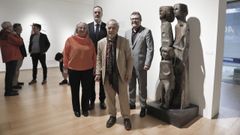 Acisclo Manzano, acompa�ado de otras personalidades, en la exposici�n que repasa su trayectoria.