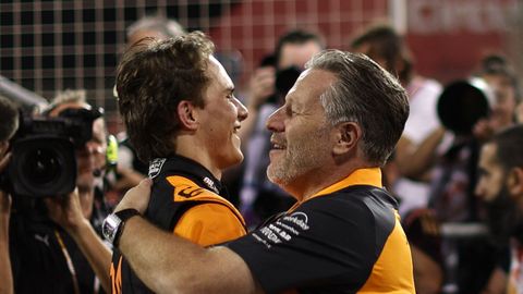 Piastri, a la izquierda, junto a su jefe de equipo, Zak Brown.
