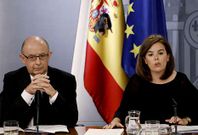 Crist�bal Montoro y Soraya S�enz de Santamar�a, ayer tras el Consejo de Ministros.
