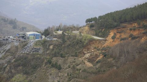 En el suceso se derrumb ladera abajo un tramo de cerca de doscientos metros de la carretera LU-561, que une Folgoso do Courel con Quiroga