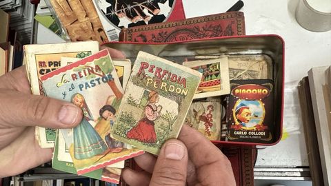 Mini libros ilustrados antiguos, finales de 1800, en una edici�n anterior de la Feria del libro antiguo y de ocasi�n en Vigo.