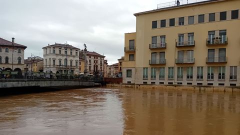 Un ro en Vicenza, el mircoles, a punto de desbordar.