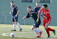 El Abanqueiro (azul) remont� un 0-2 en contra ante el Crocha a quince minutos del final.