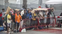 Varios migrantes haciendo cola en Ceuta este martes a la espera de las �rdenes de la Polic�a Nacional.