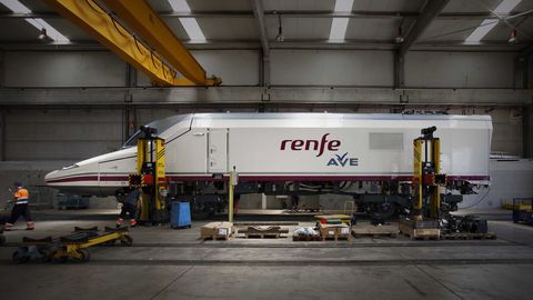 Una cabeza motriz de un AVE, en la f�brica de Talgo