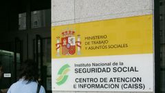 Una ciudadana entrando en una oficina de informaci�n de la Seguridad Social. 