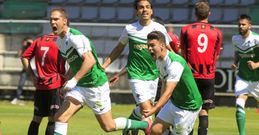 Dani Rodrguez corre eufrico tras Nano para celebrar el 1-0 anotado por el futbolista corus en el minuto 24 del partido. 