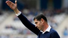 Fernando Hierro da indicaciones durante un partido