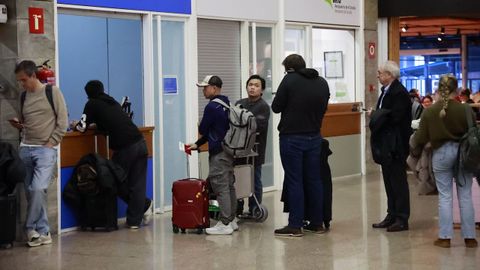 Colas en Alvedro este mi�rcoles por la tarde por los desv�os y cancelaciones a causa del temporal